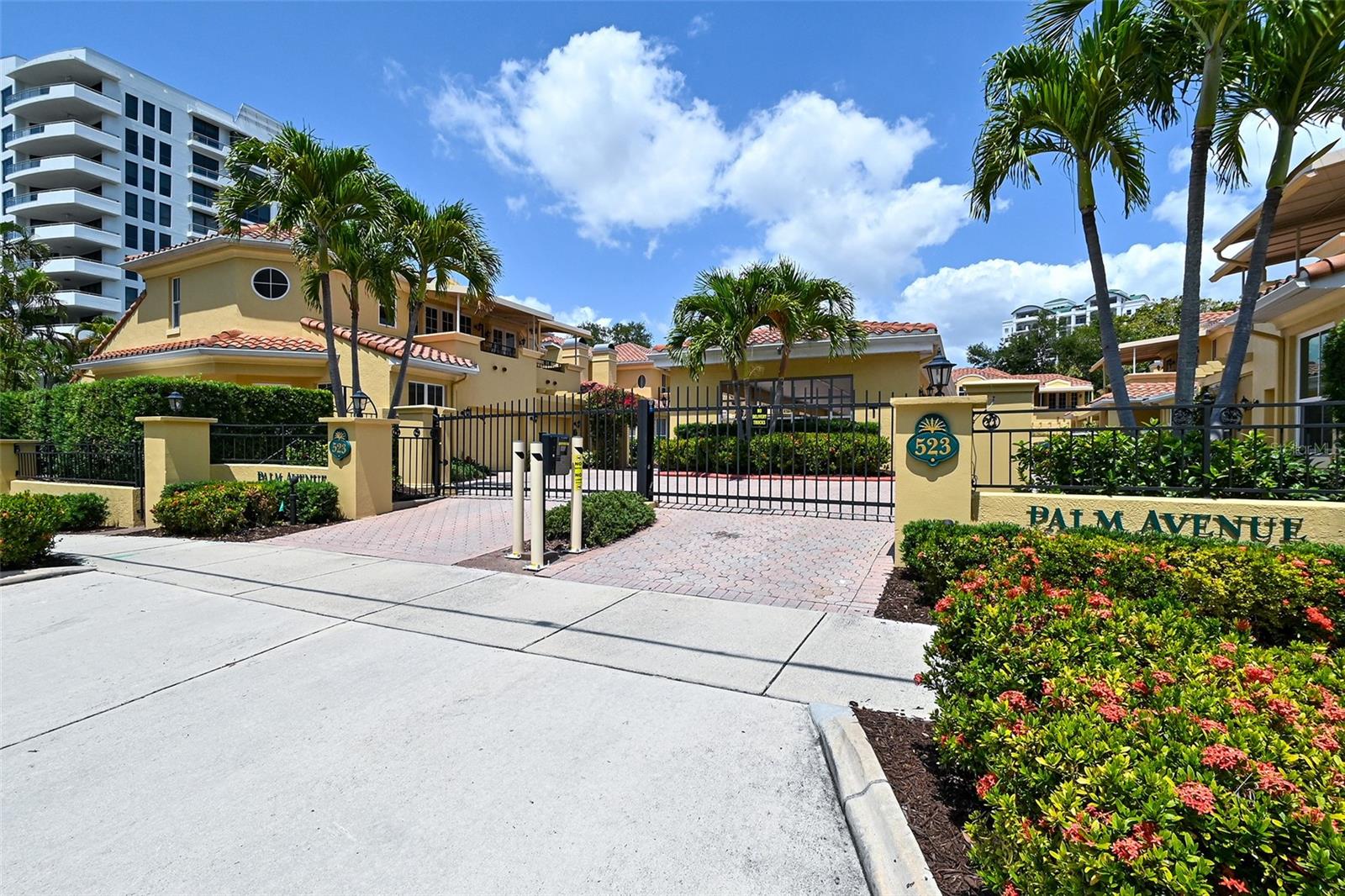 Photo 2 of 523 S PALM AVE #7