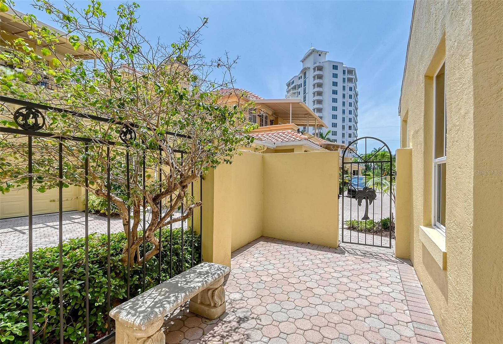 Photo 4 of 523 S PALM AVE #7