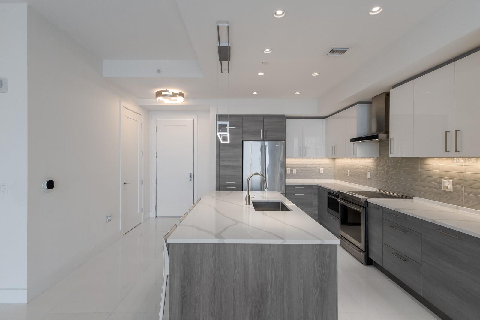 Photo 4 of 111 S PINEAPPLE AVE #1021
