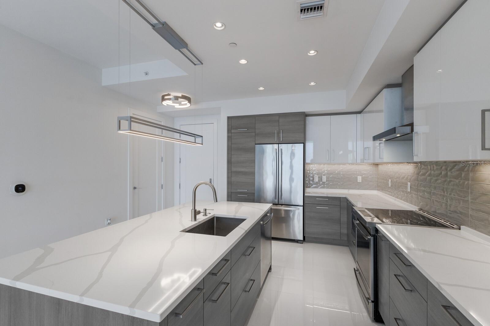 Photo 6 of 111 S PINEAPPLE AVE #1021