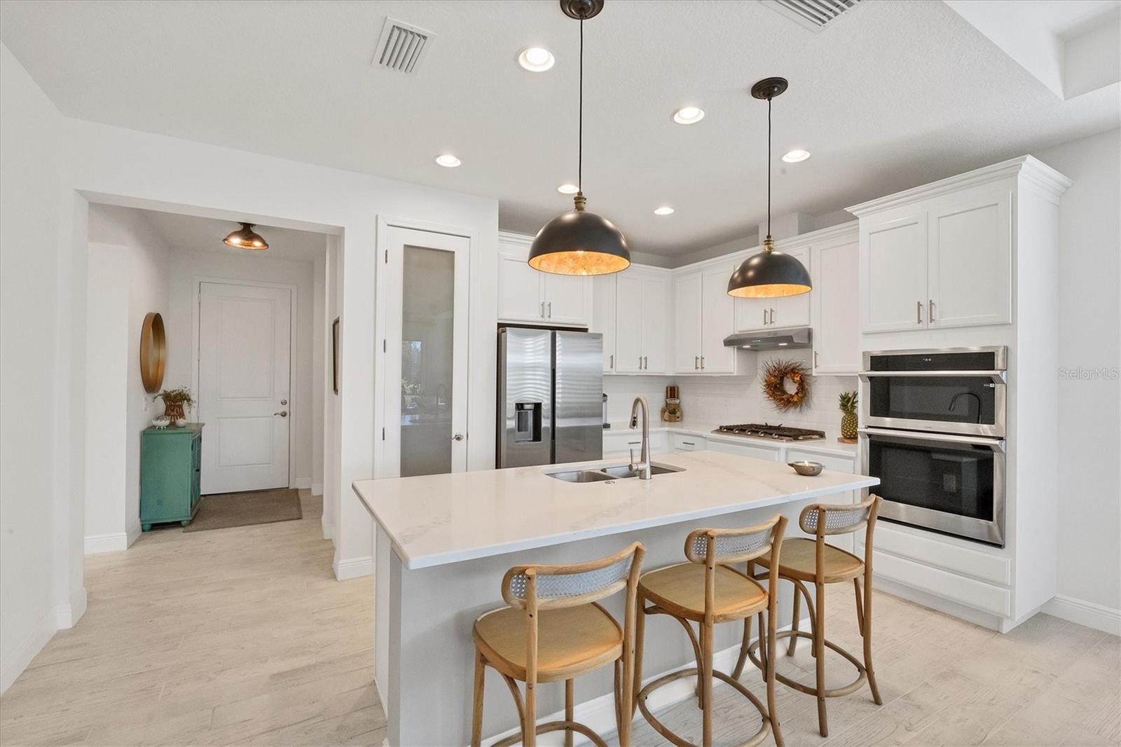 Photo 2 of 10720 KLEE AVE