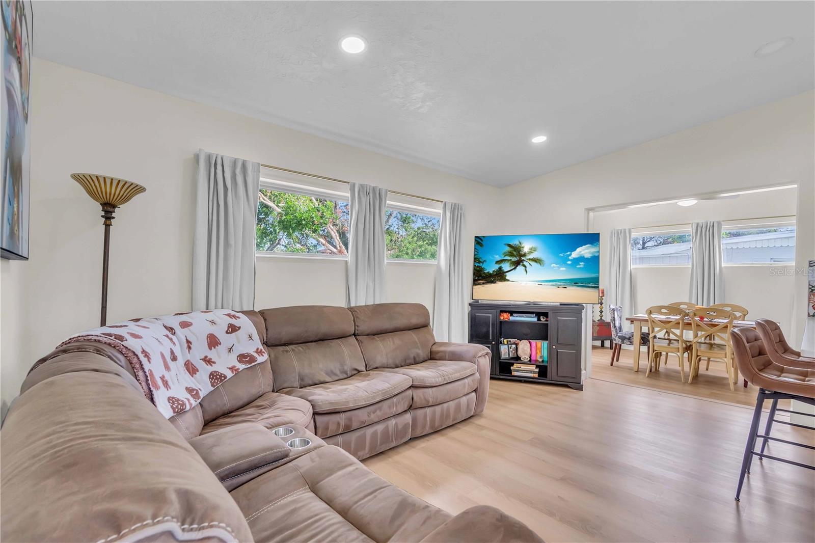 Photo 5 of 4643 BROOKSDALE DR