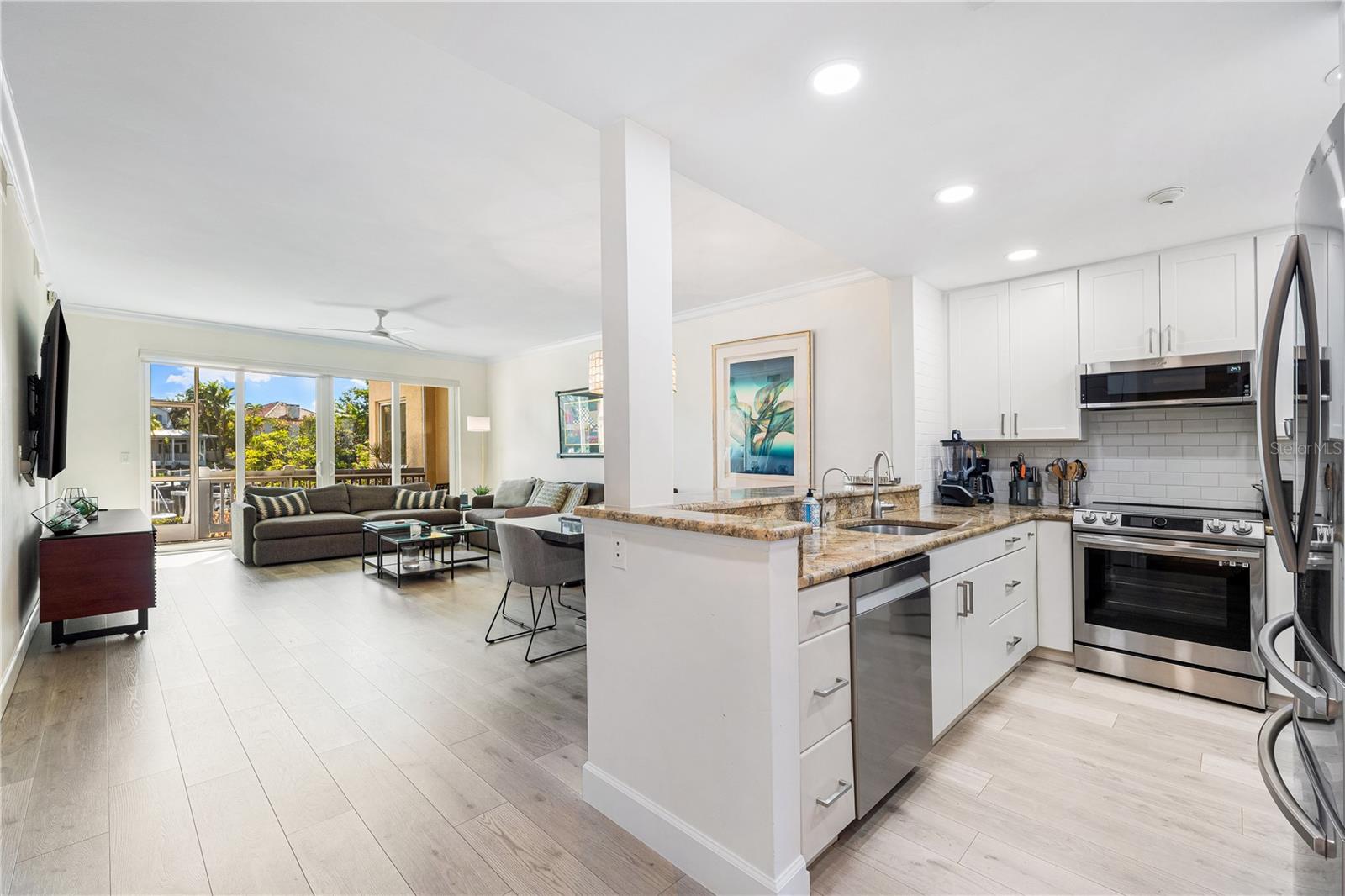 Photo 3 of 862 HUDSON AVE #862
