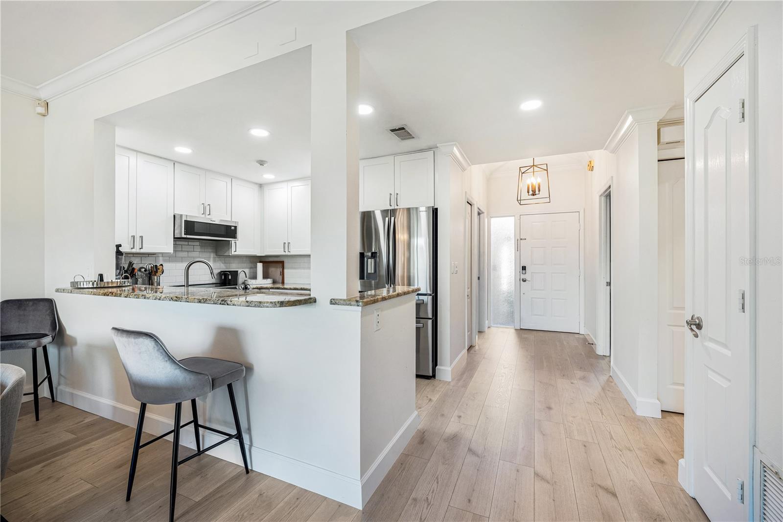 Photo 4 of 862 HUDSON AVE #862