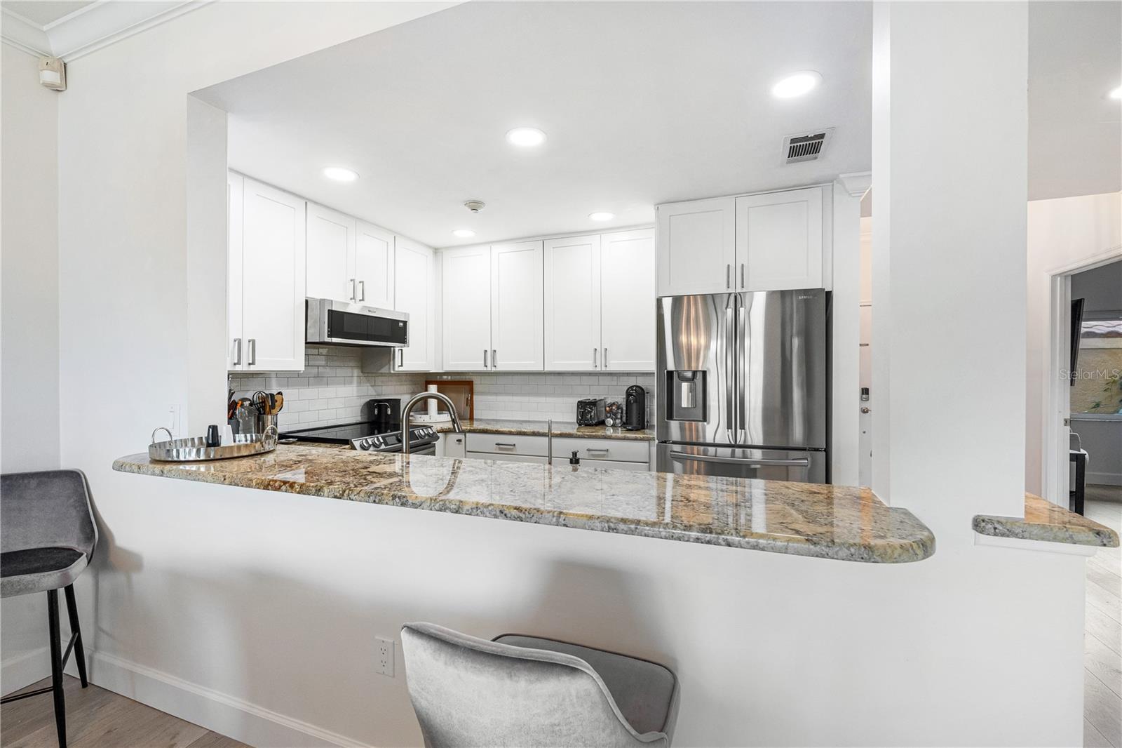 Photo 5 of 862 HUDSON AVE #862