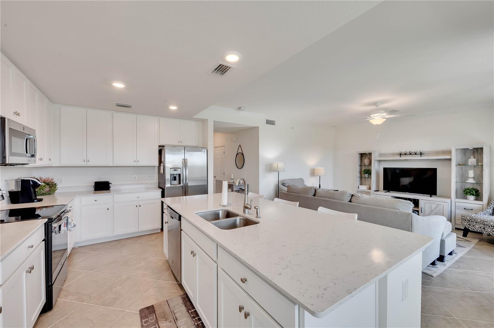 Photo 7 of 17510 GAWTHROP DR #203