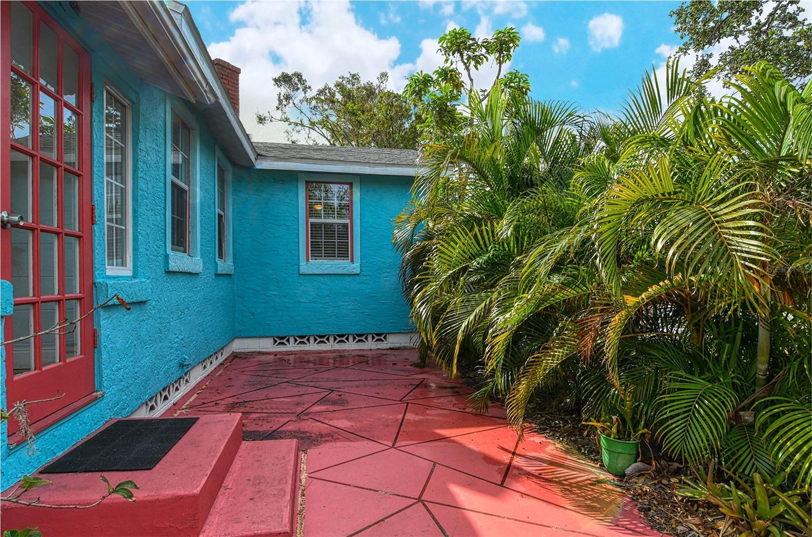 Photo 3 of 1330 COCOANUT AVE