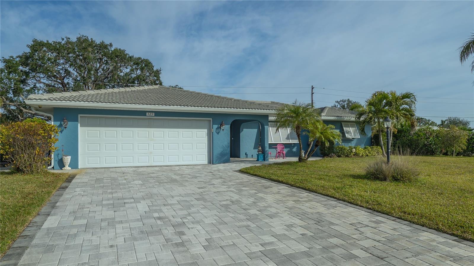 Photo 2 of 429 N ROSSETTI DR