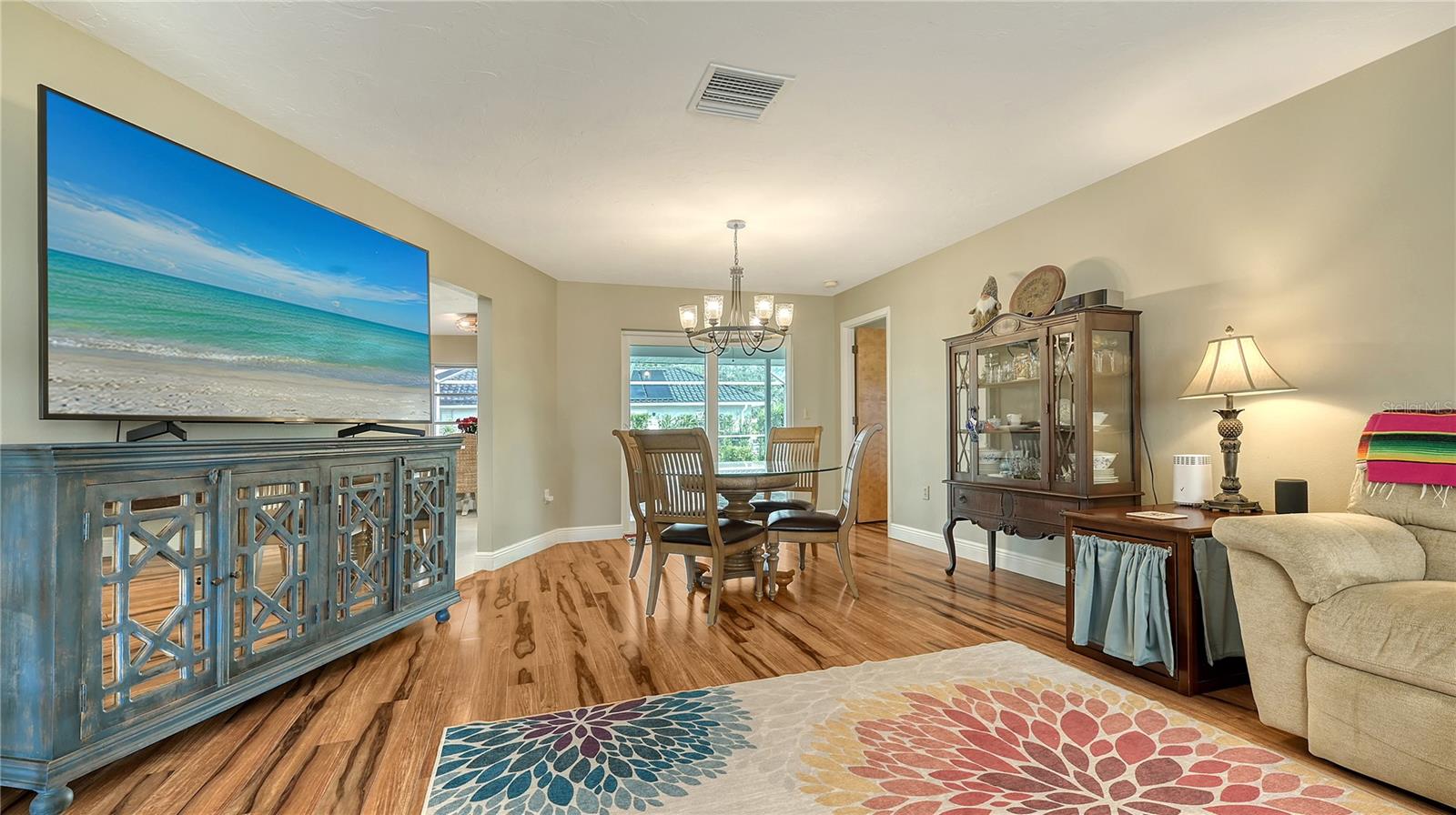 Photo 6 of 429 N ROSSETTI DR