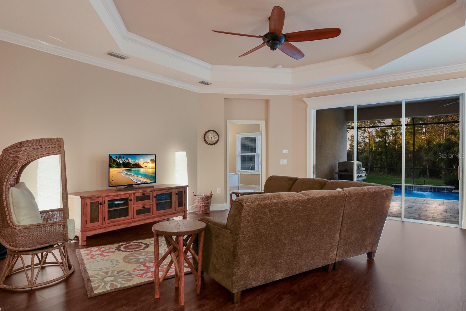 Photo 4 of 176 AVENS DR