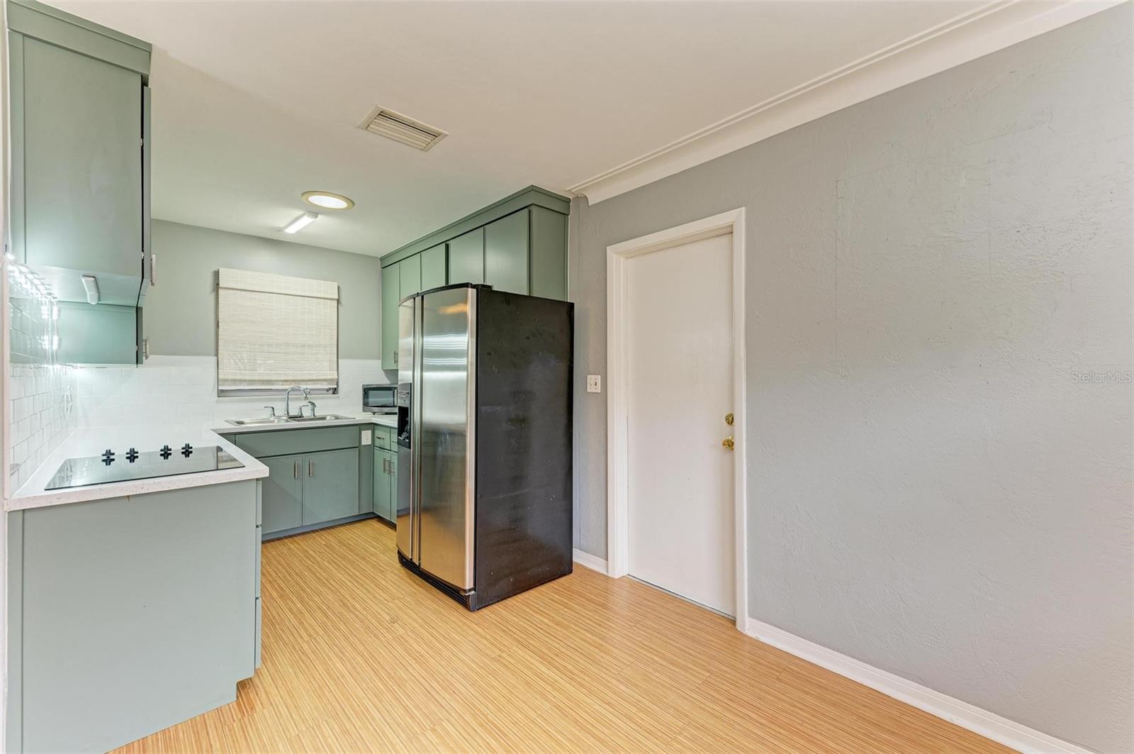 Photo 4 of 3601 YARDLEY AVE N