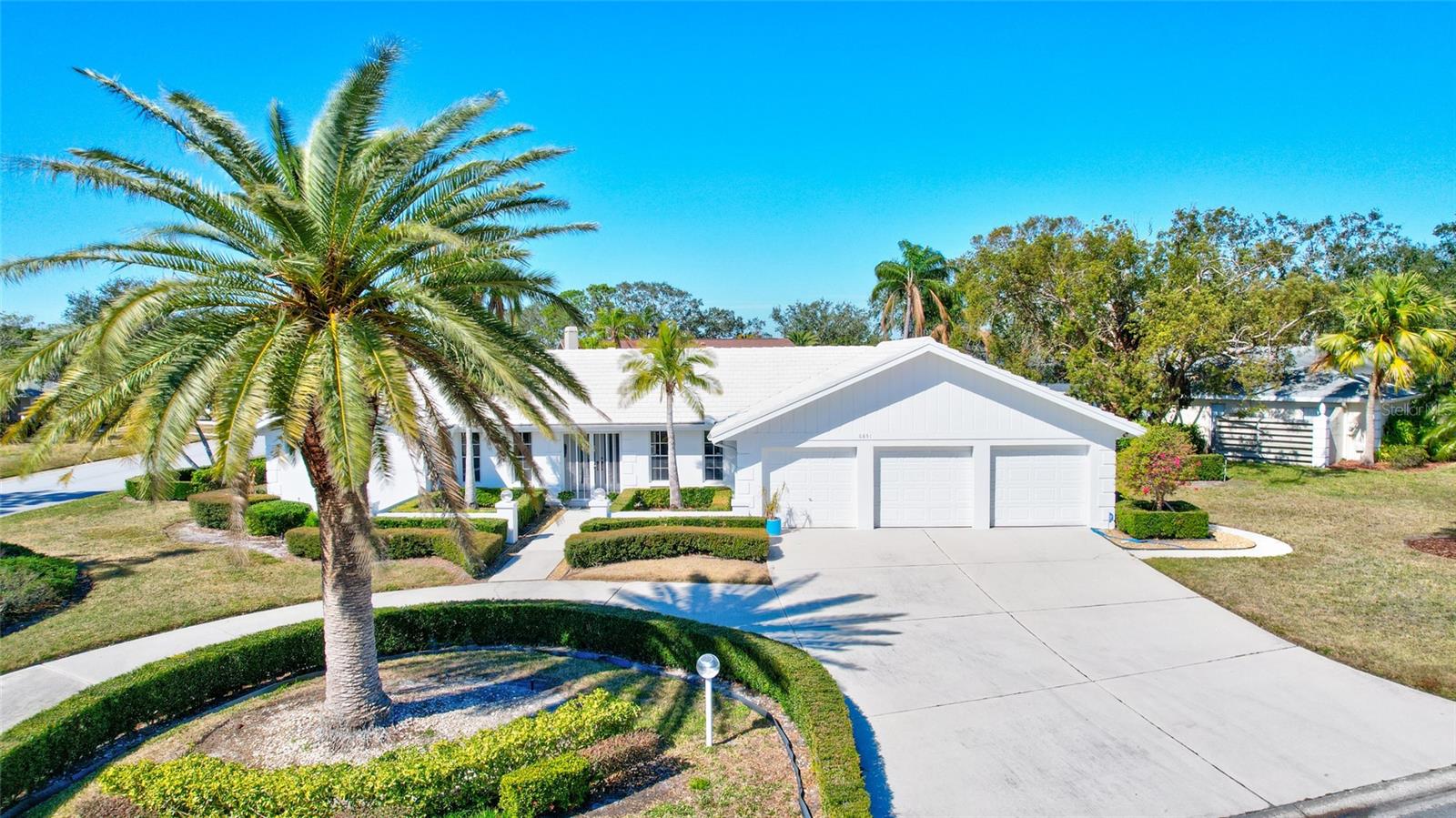 Photo of 6851 COUNTRY LAKES CIR