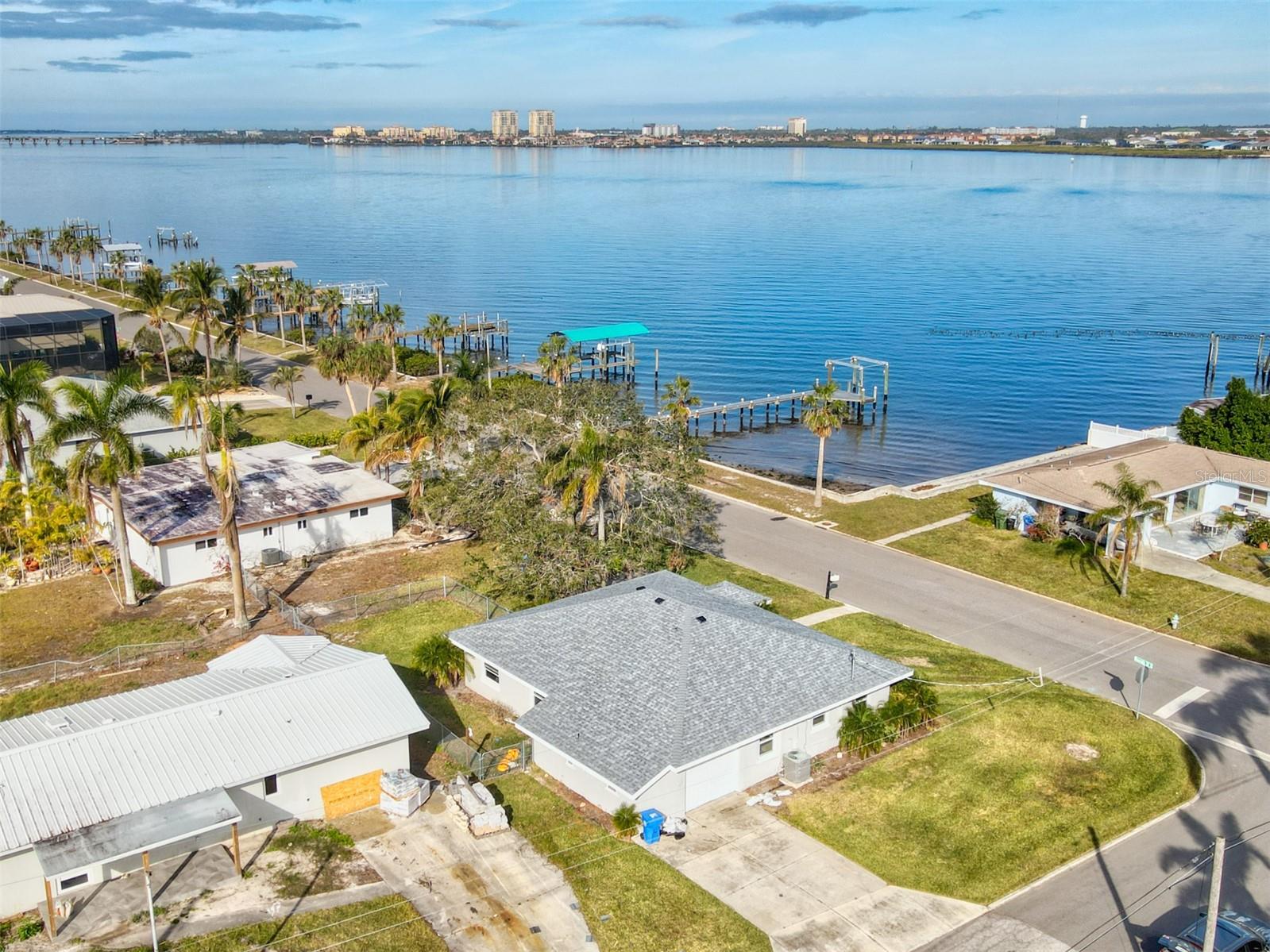 Photo 2 of 2022 RIVERSIDE DR E