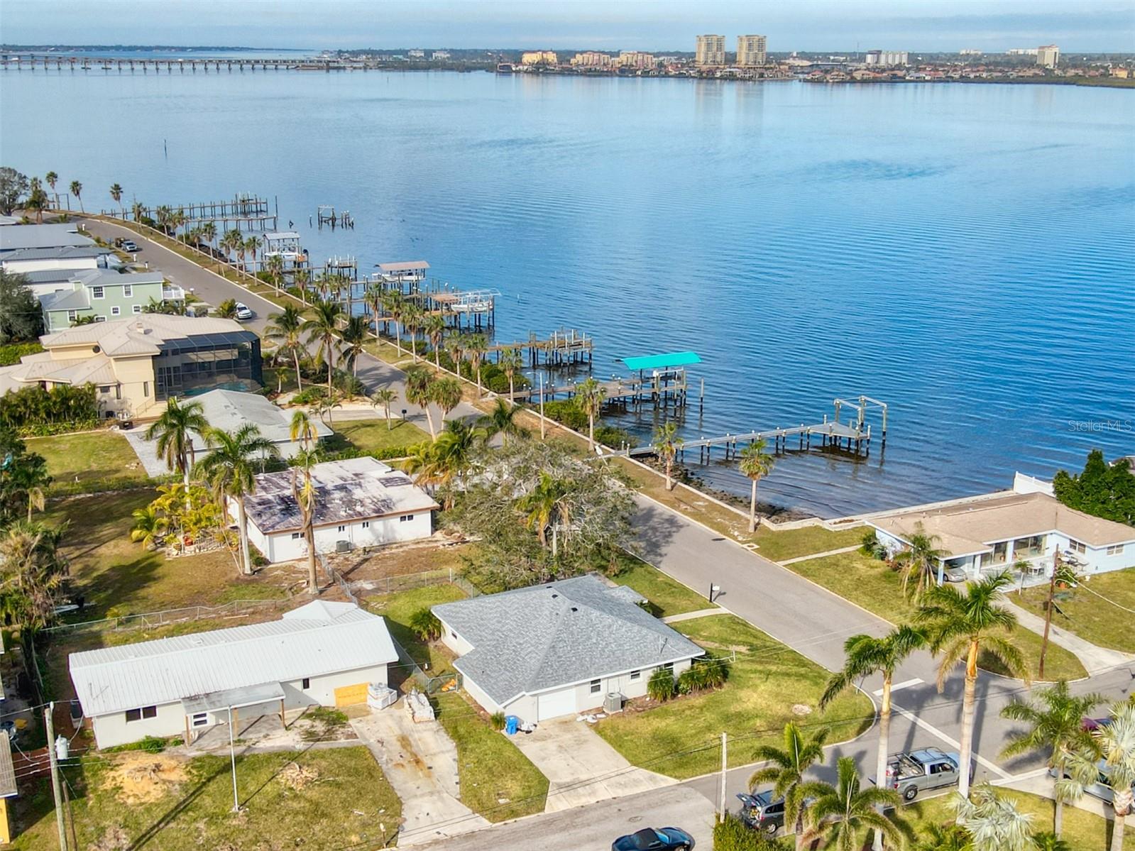 Photo 3 of 2022 RIVERSIDE DR E