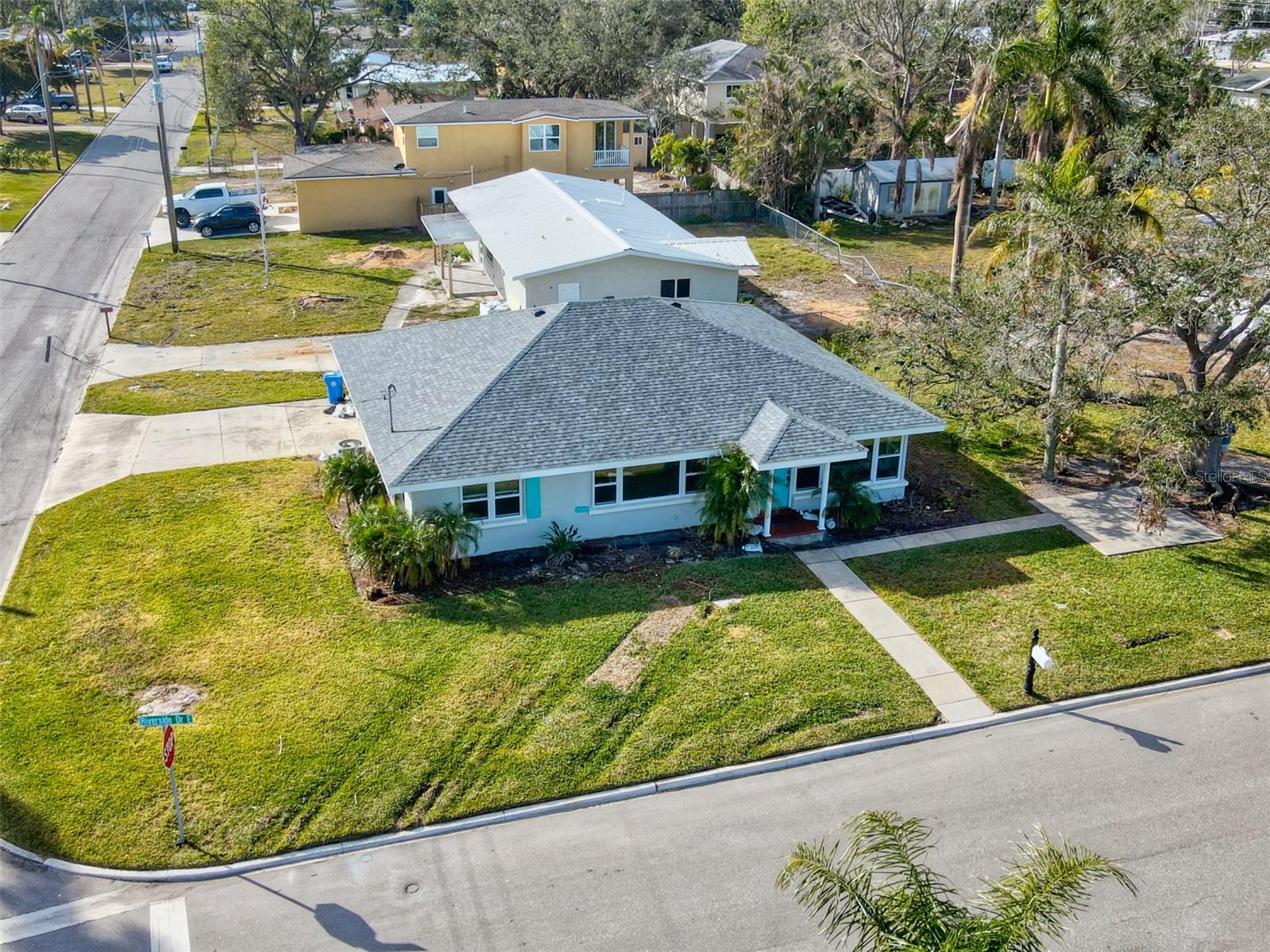 Photo 5 of 2022 RIVERSIDE DR E