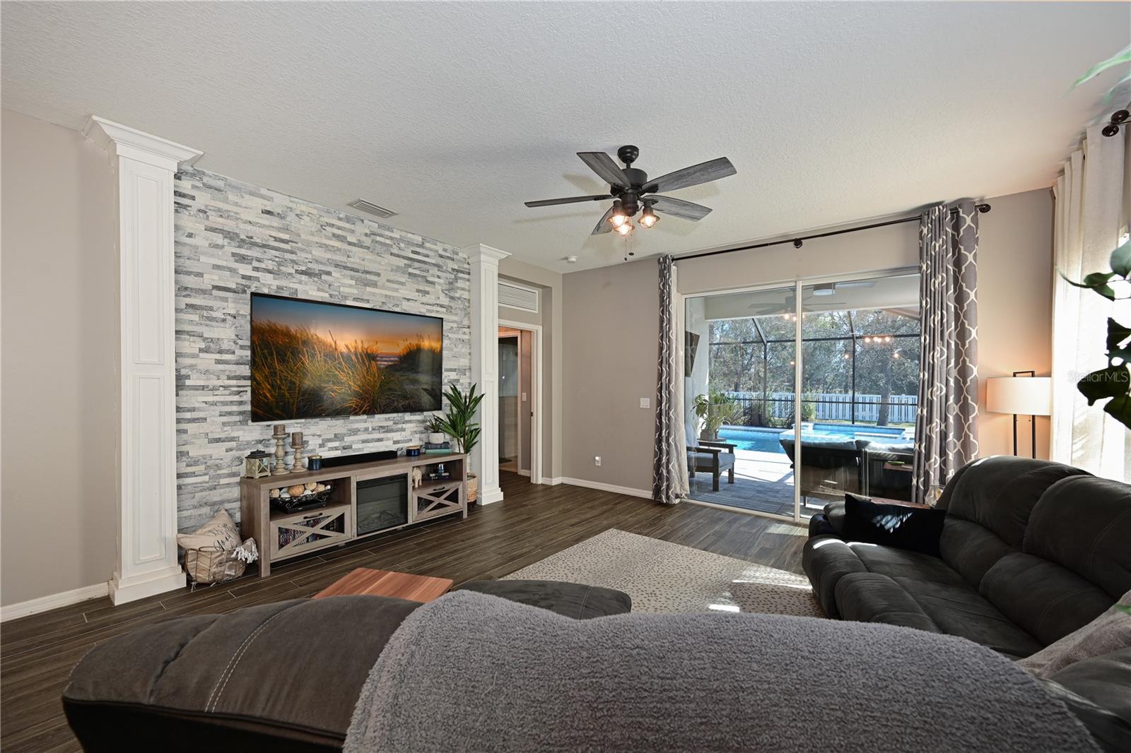Photo 4 of 11924 FOREST PARK CIR