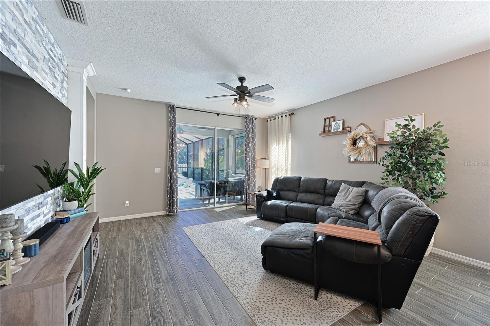 Photo 5 of 11924 FOREST PARK CIR