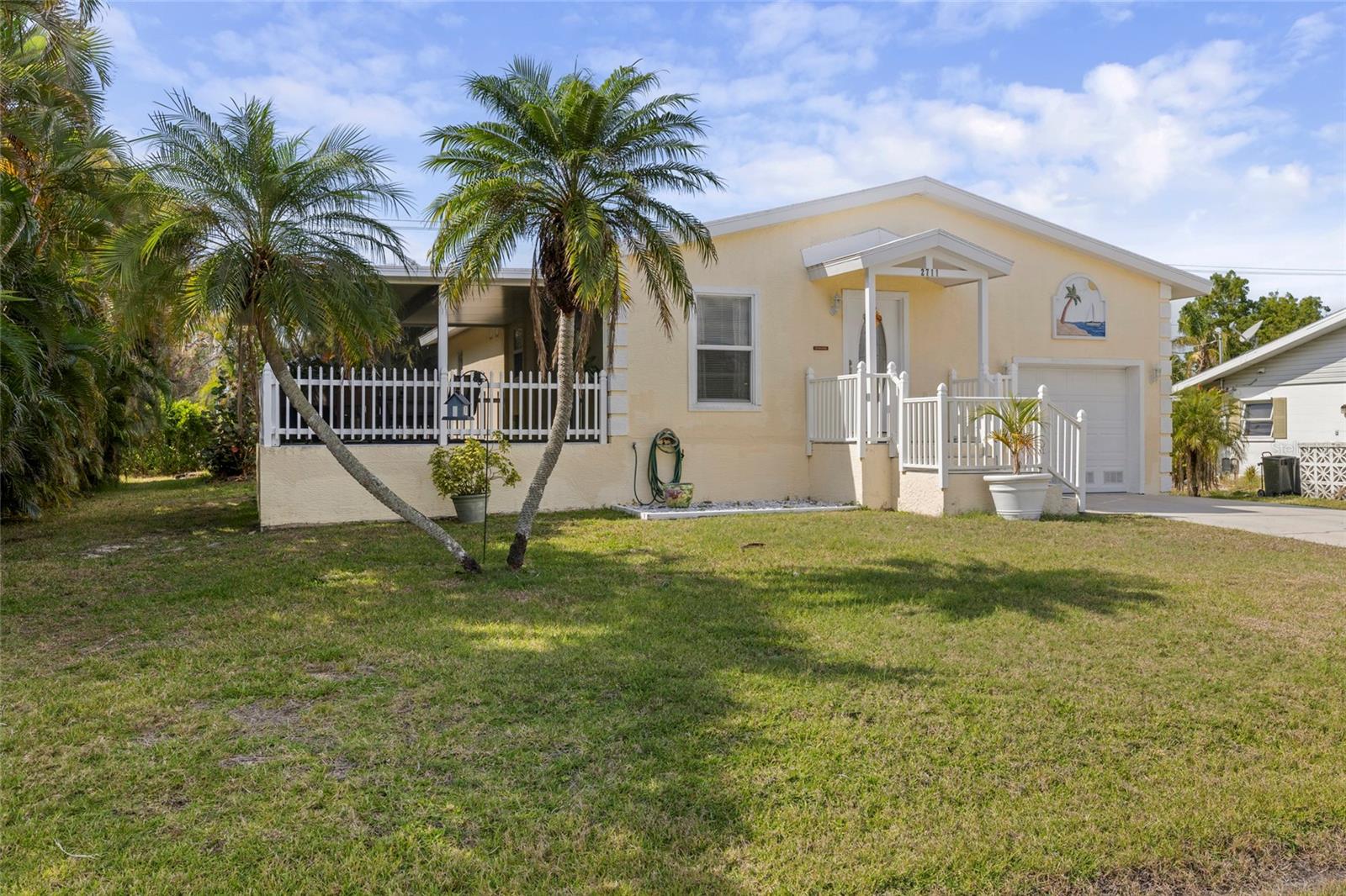 Photo 2 of 2711 LARKSPUR DR