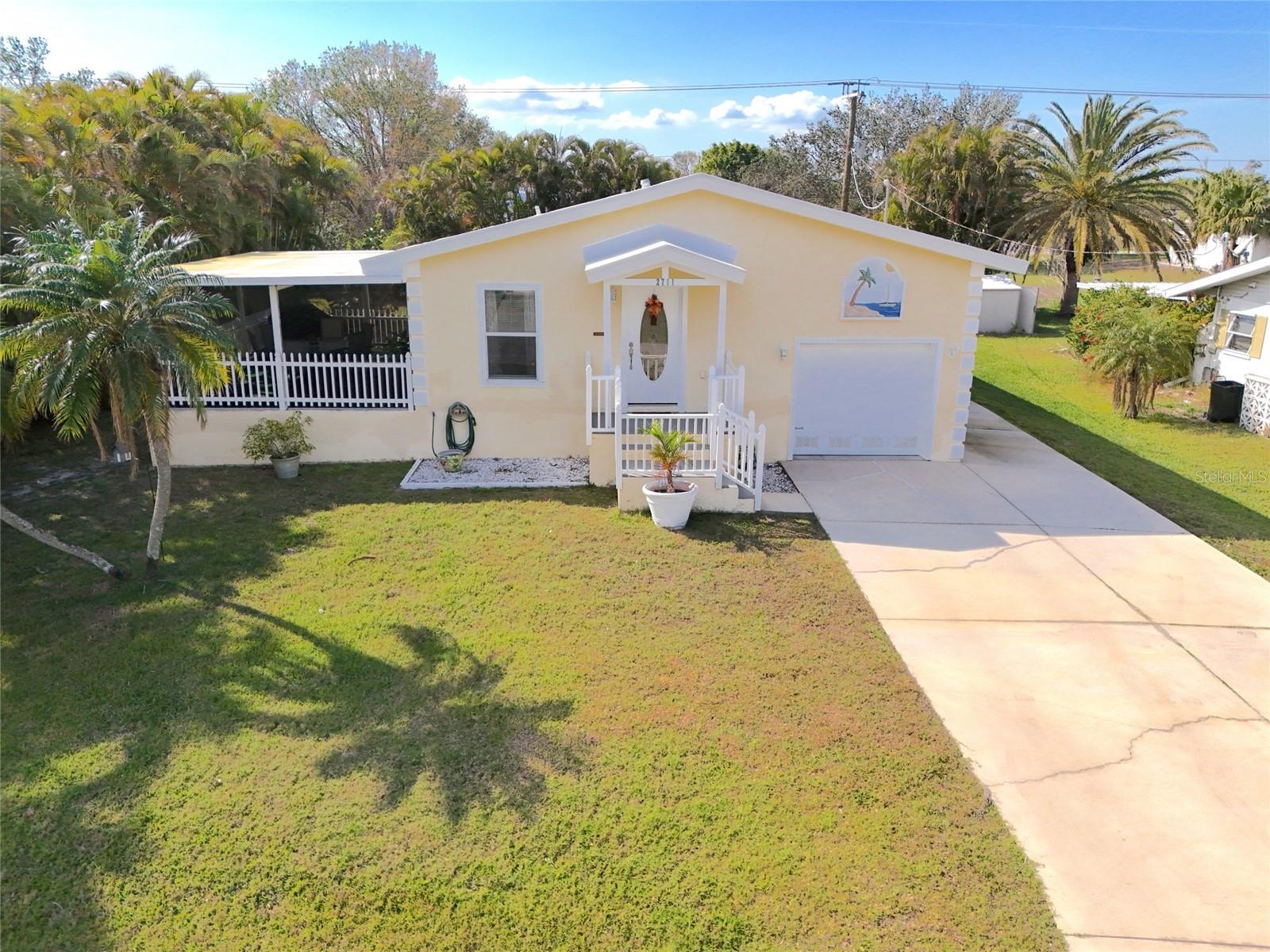 Photo 3 of 2711 LARKSPUR DR