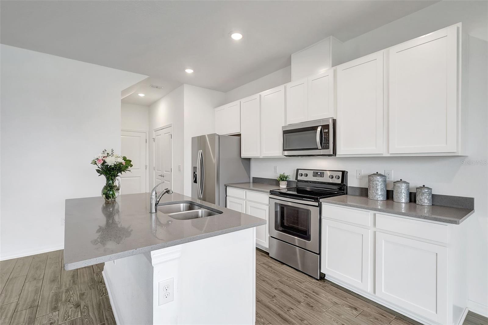 Photo 6 of 11630 WOODLEAF DR