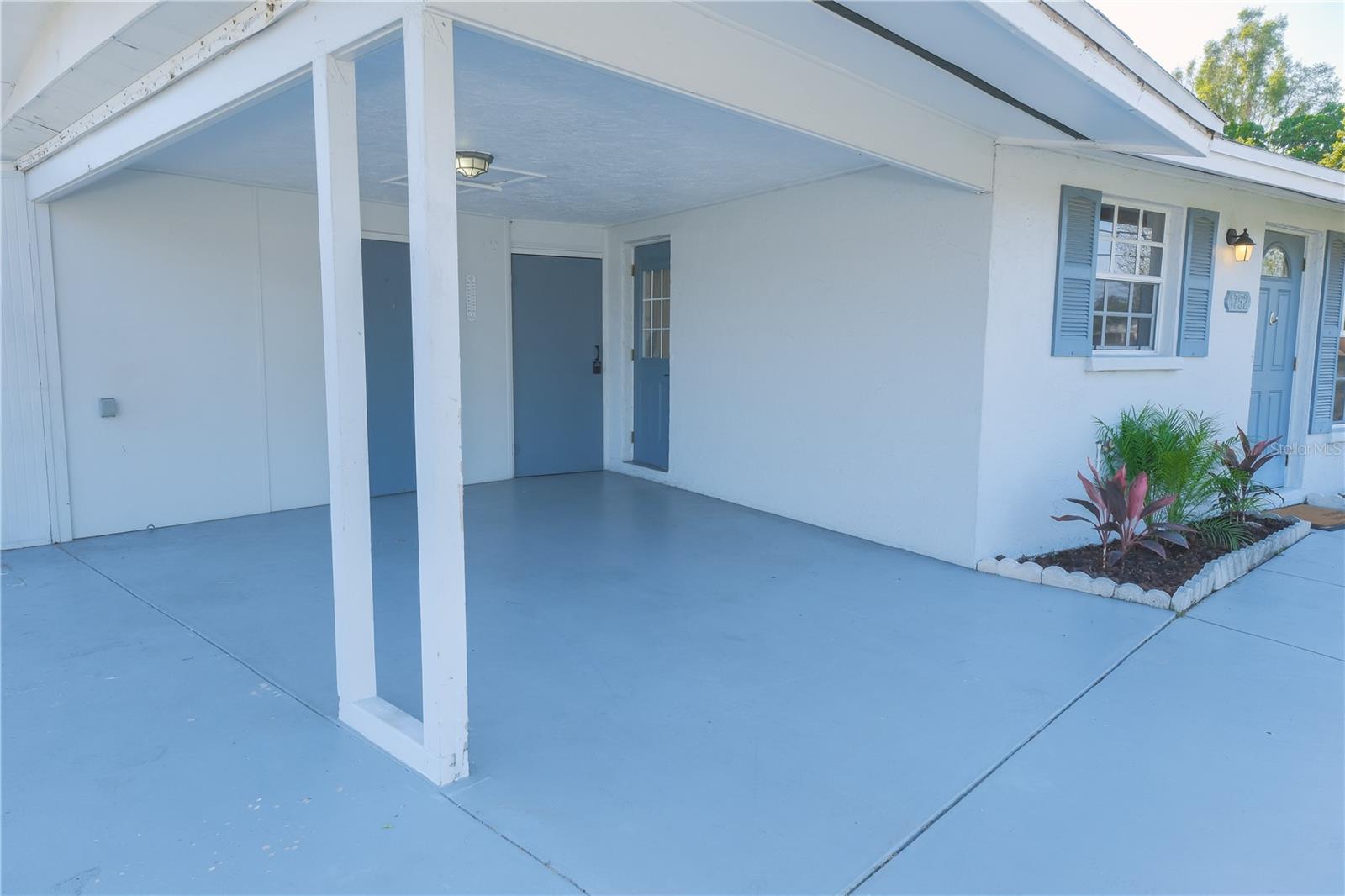 Photo 2 of 1752 BANYAN DR