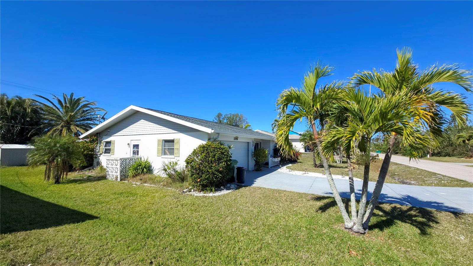 Photo 2 of 2701 LARKSPUR DR
