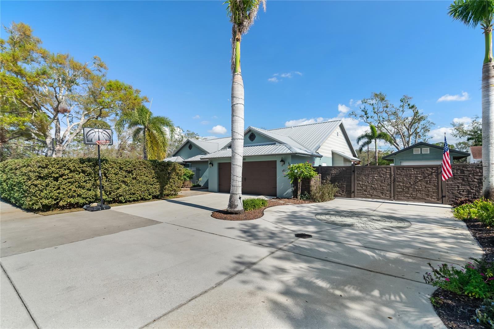 Photo 2 of 3951 PALAU DR