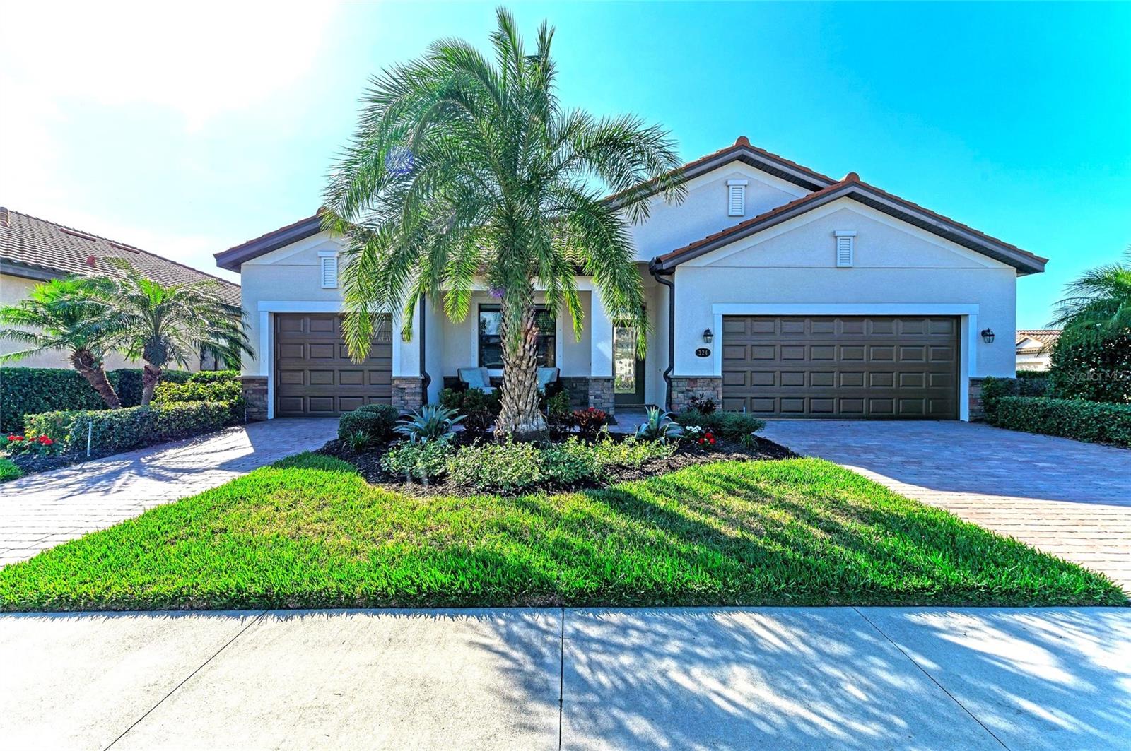 Photo of 324 WHISPERING PALMS LN