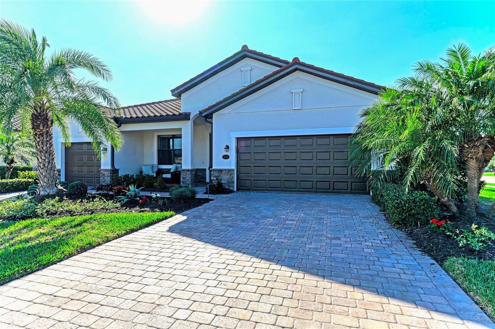 Photo 2 of 324 WHISPERING PALMS LN