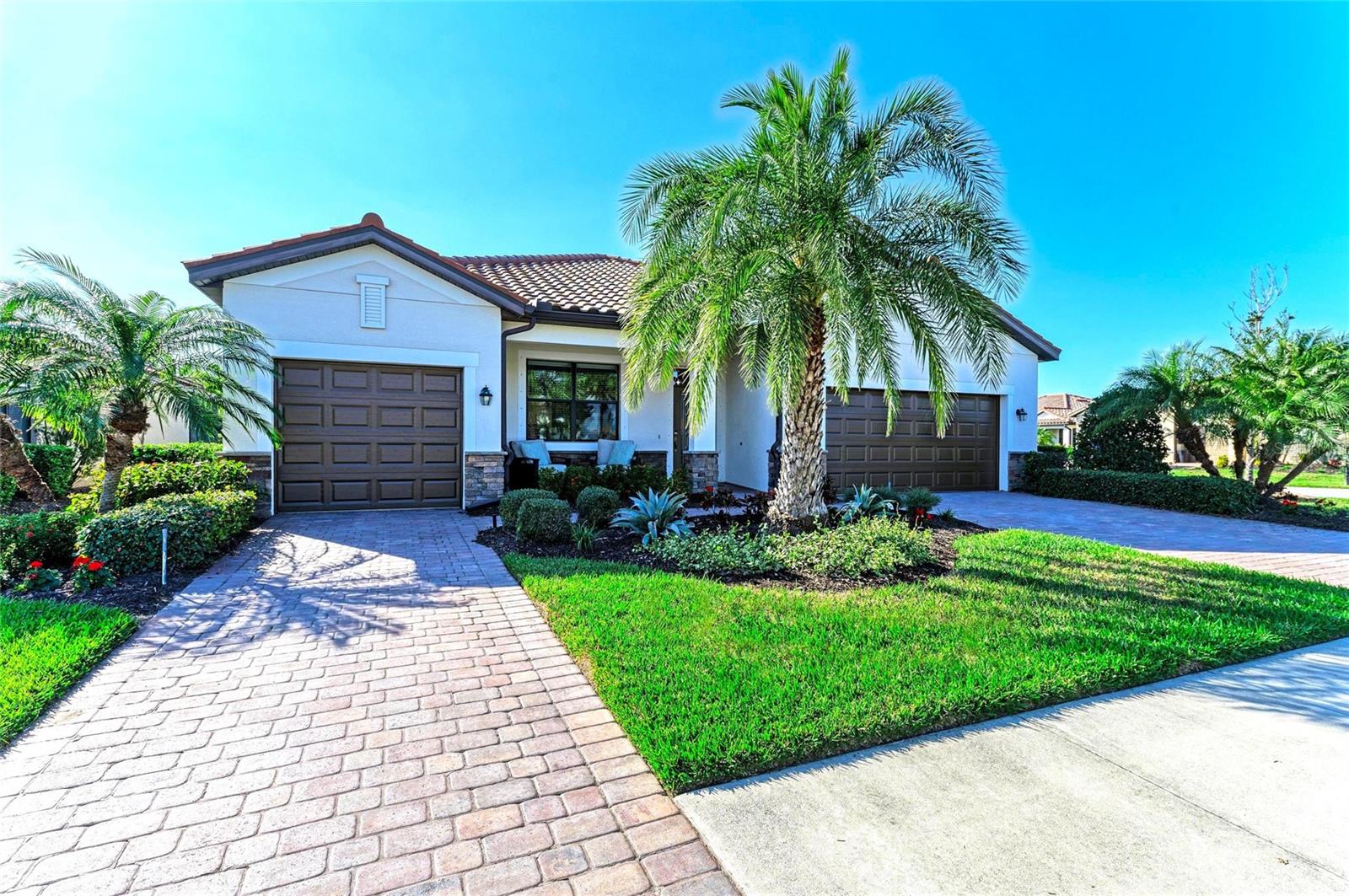 Photo 3 of 324 WHISPERING PALMS LN