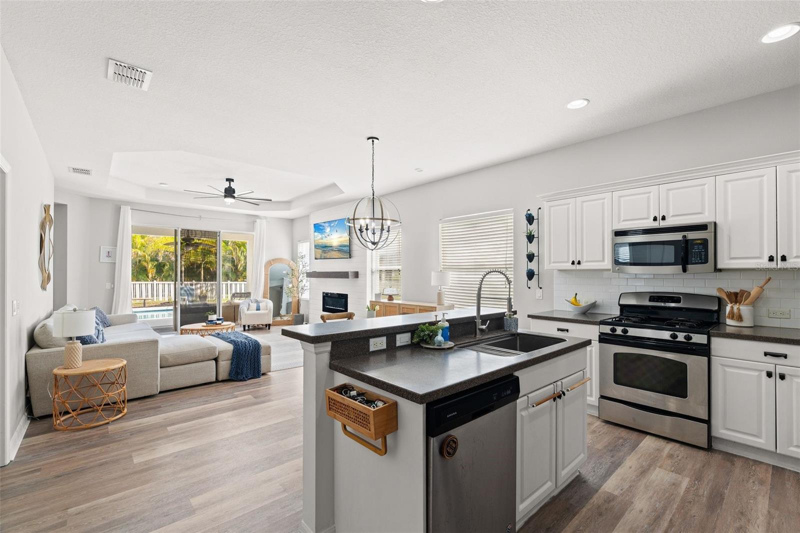Photo 3 of 4946 NEWPORT NEWS CIR