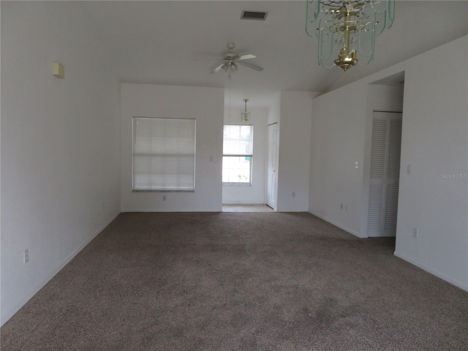 Photo 4 of 1073 MARCUS ST
