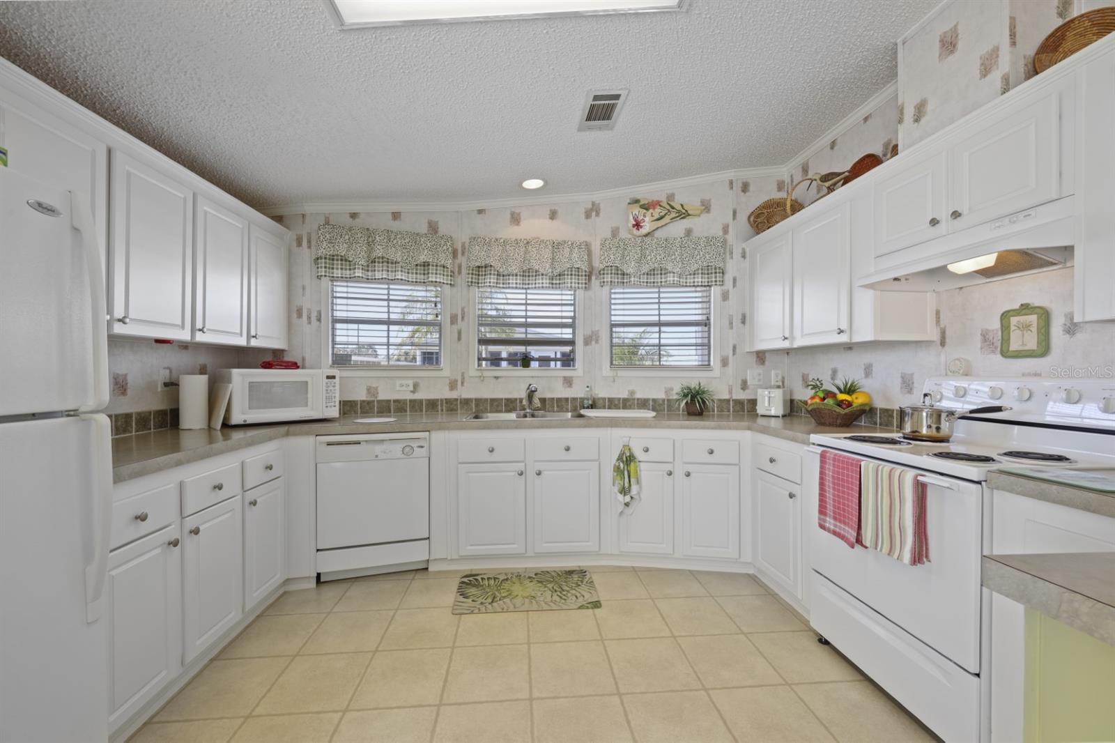 Photo 4 of 2100 KINGS HWY #100