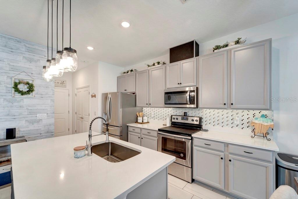 Photo 3 of 11637 WOODLEAF DR #11637