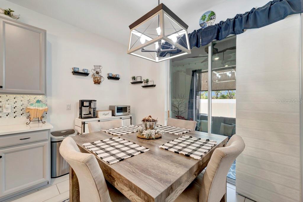 Photo 4 of 11637 WOODLEAF DR #11637