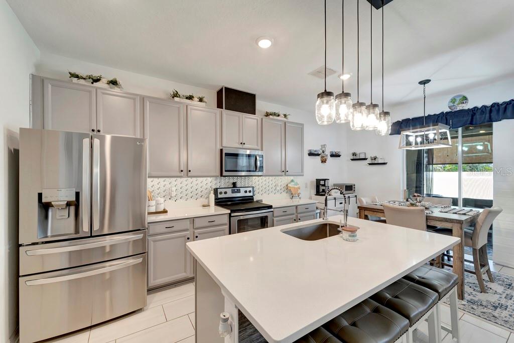 Photo 5 of 11637 WOODLEAF DR #11637
