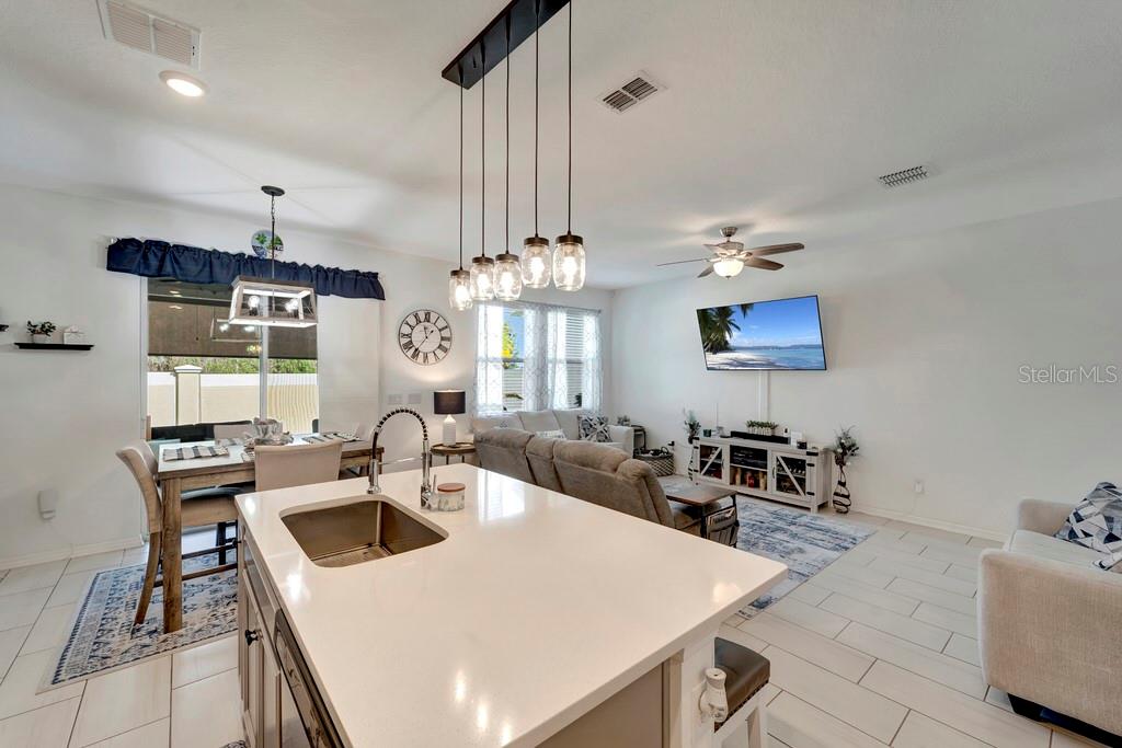 Photo 6 of 11637 WOODLEAF DR #11637