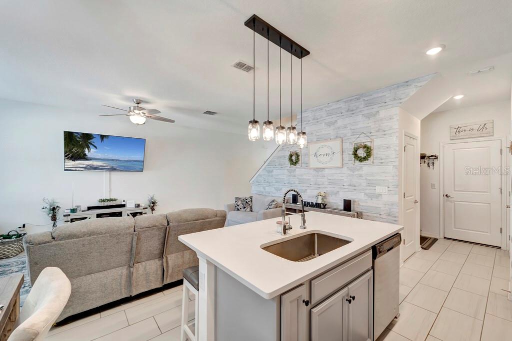 Photo 7 of 11637 WOODLEAF DR #11637