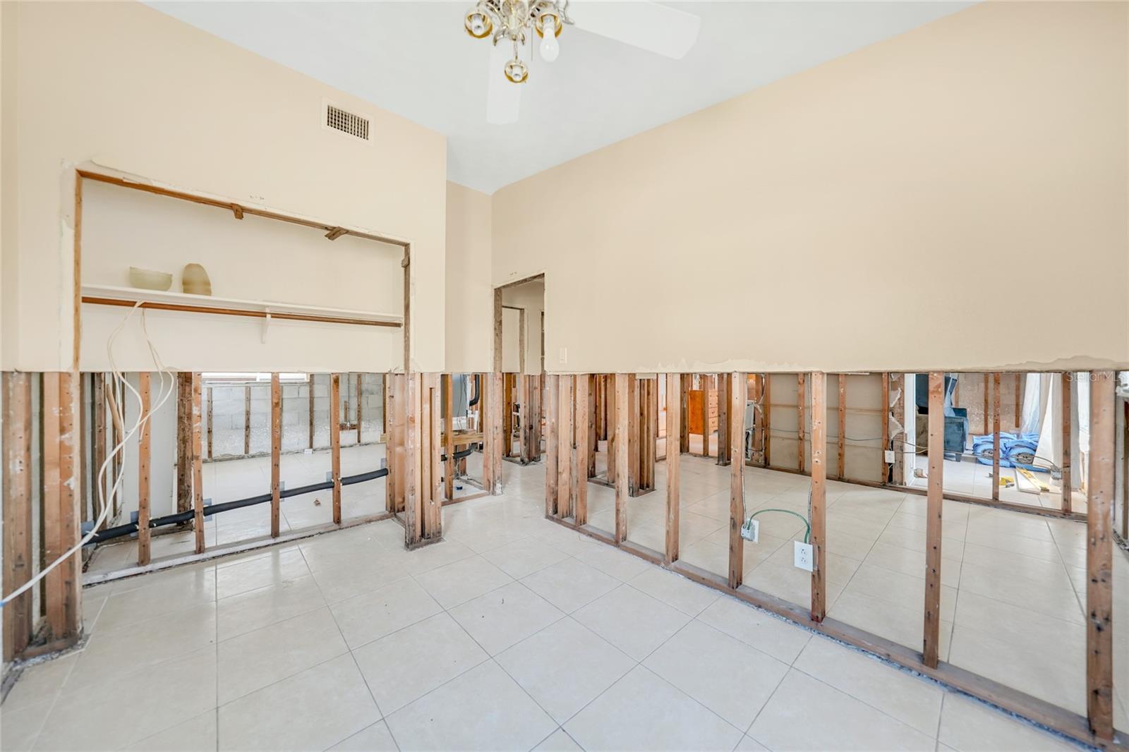 Photo 5 of 3120 WISTERIA PL