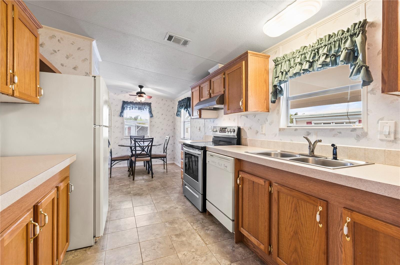 Photo 5 of 1000 KINGS HWY #372