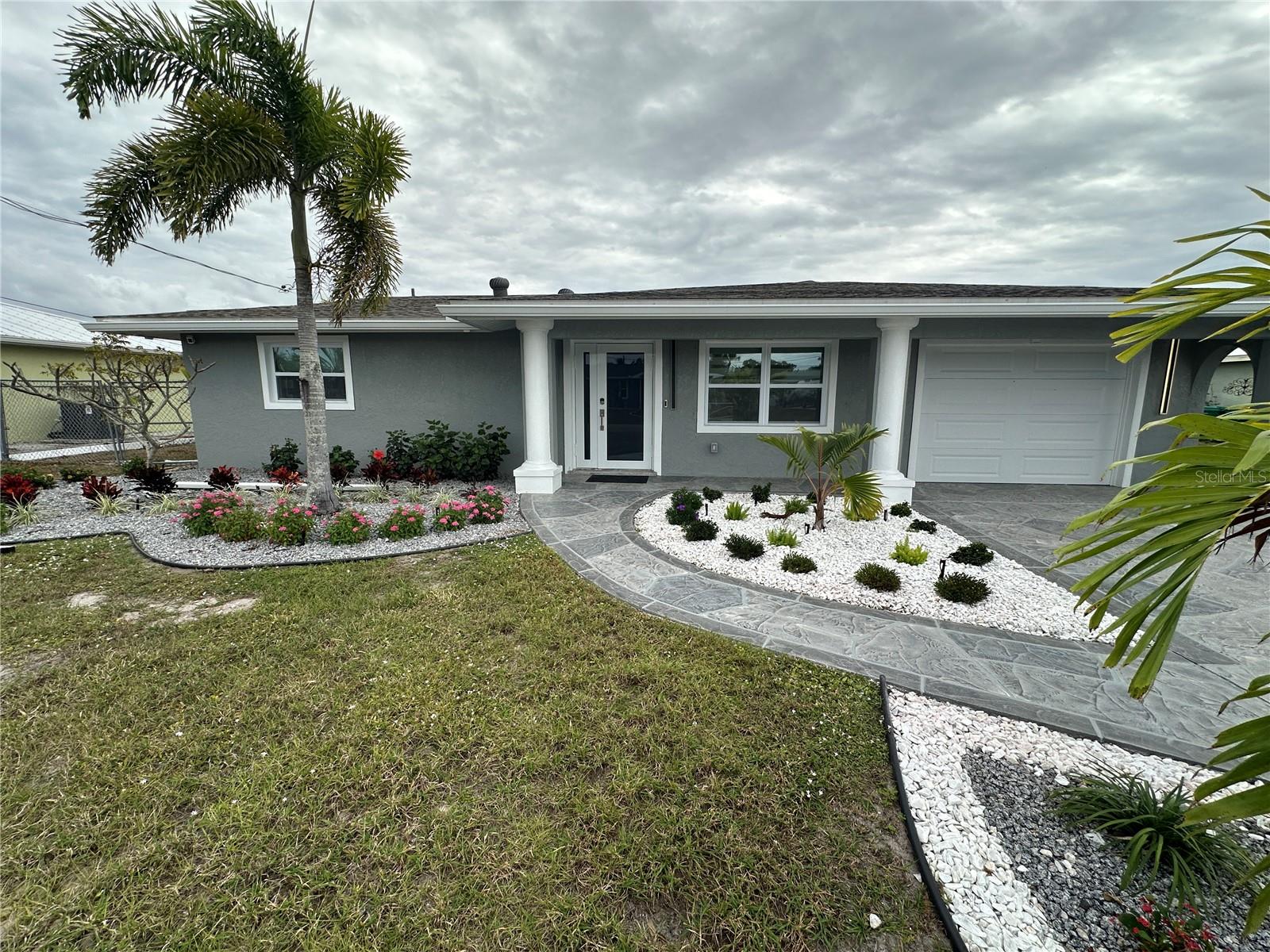 Photo 3 of 717 CRESTVIEW CIR NW