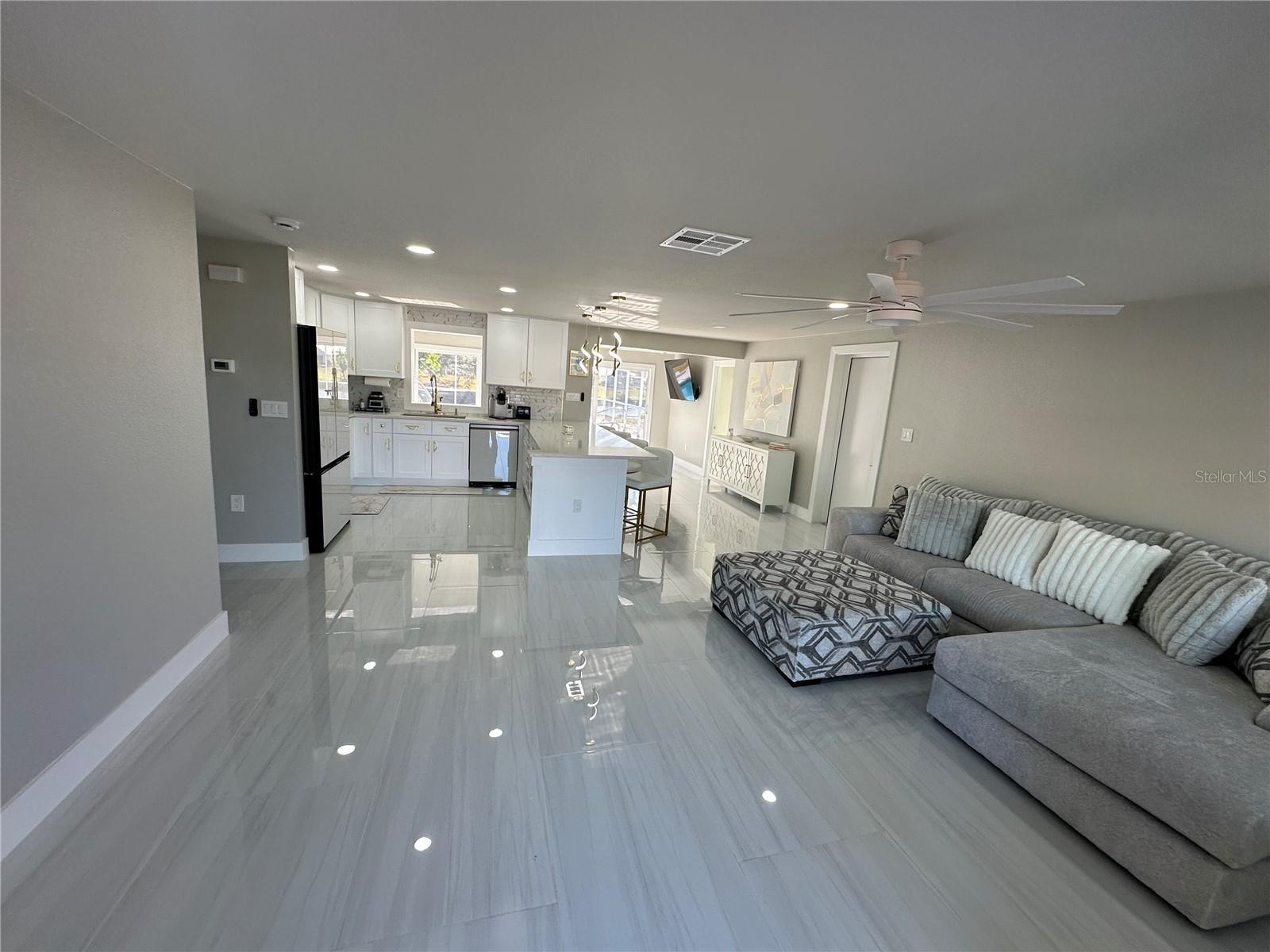 Photo 5 of 717 CRESTVIEW CIR NW