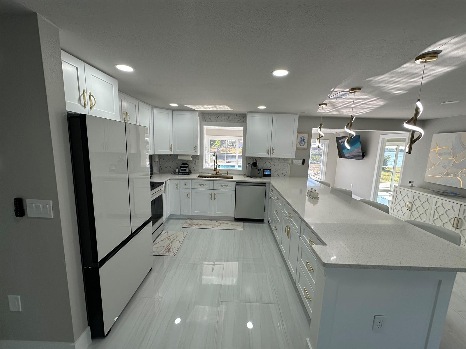 Photo 6 of 717 CRESTVIEW CIR NW