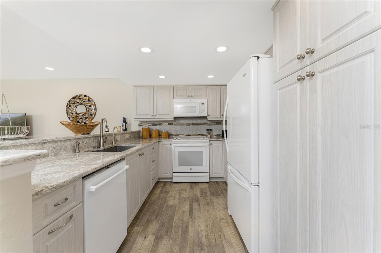Photo 5 of 6800 PLACIDA RD #TH2