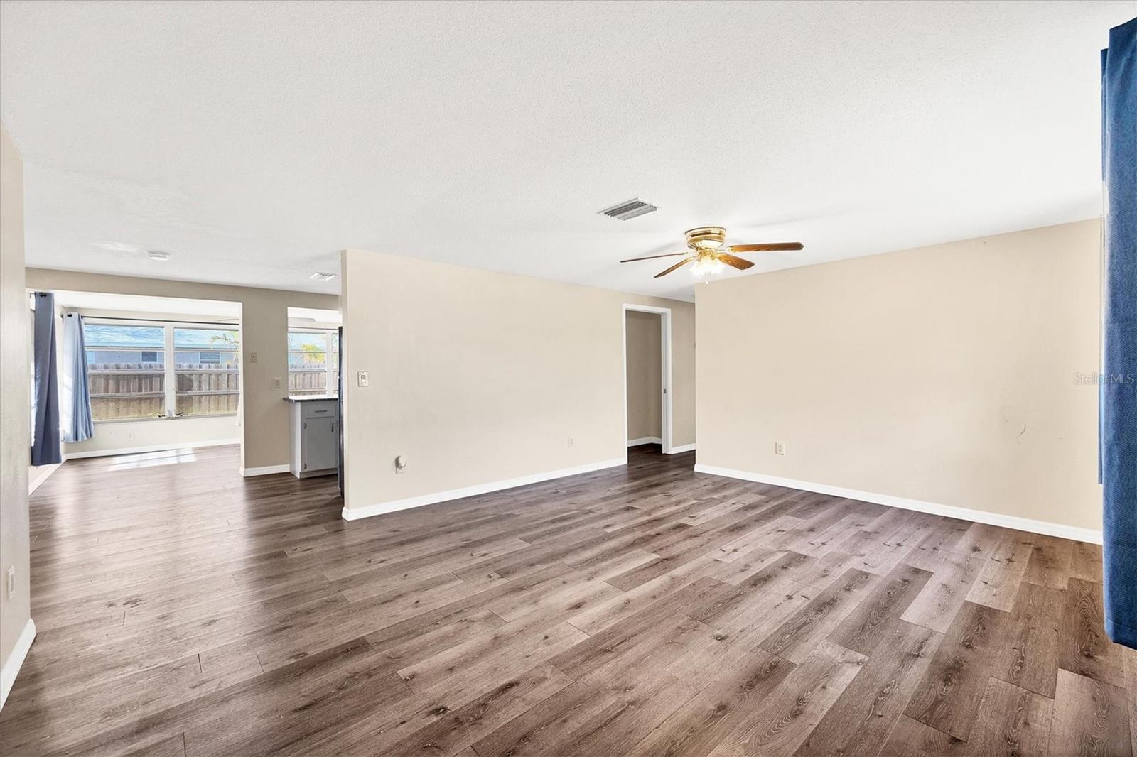 Photo 4 of 400 BLUEBELL RD