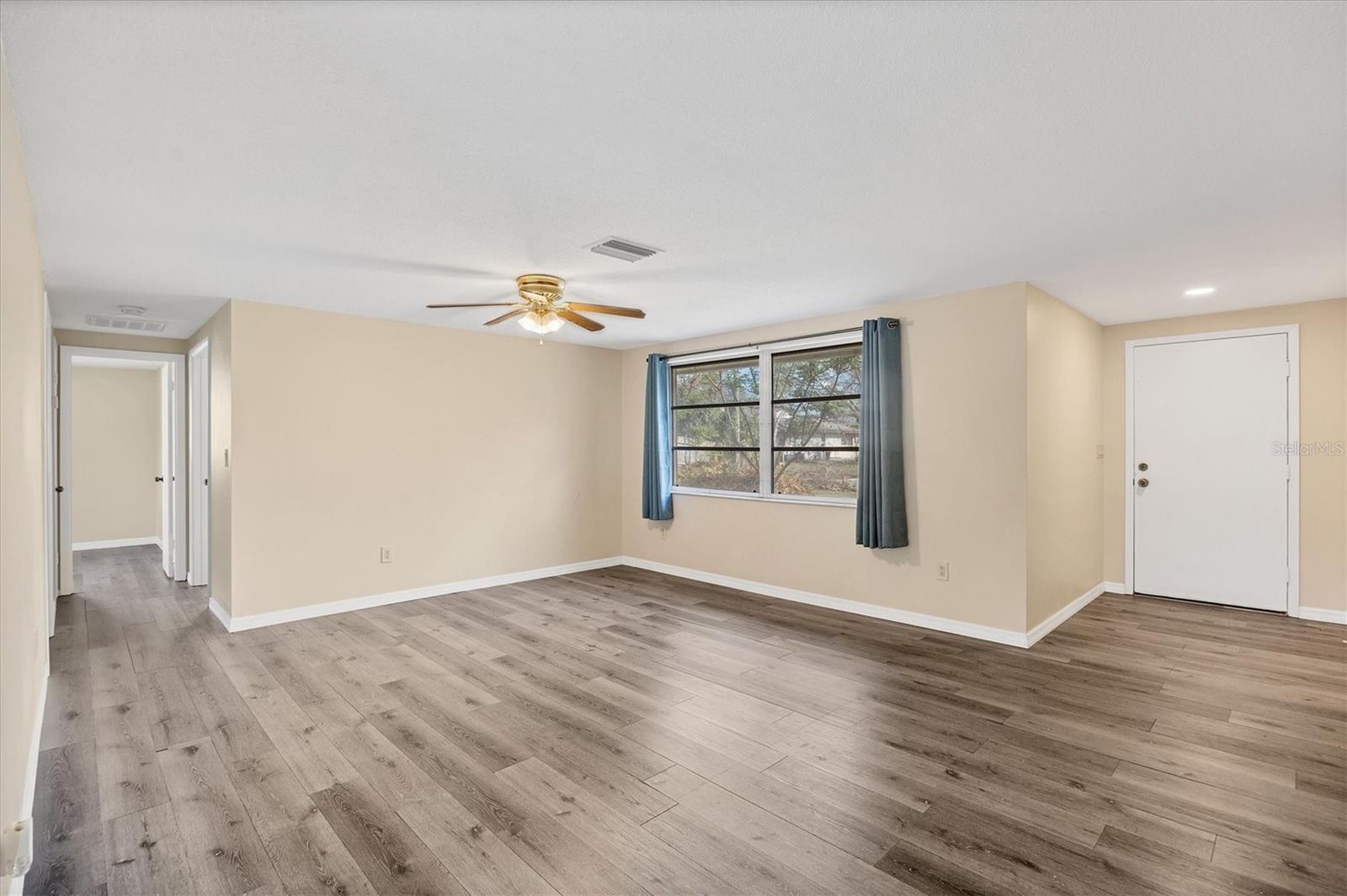 Photo 5 of 400 BLUEBELL RD