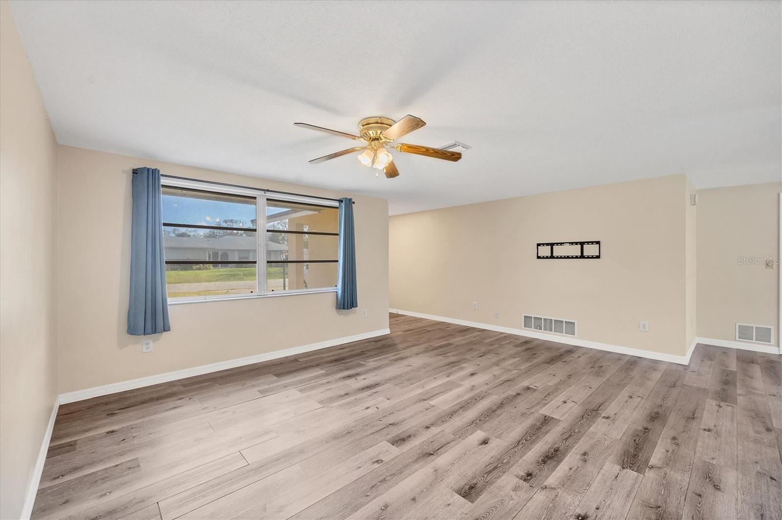 Photo 6 of 400 BLUEBELL RD