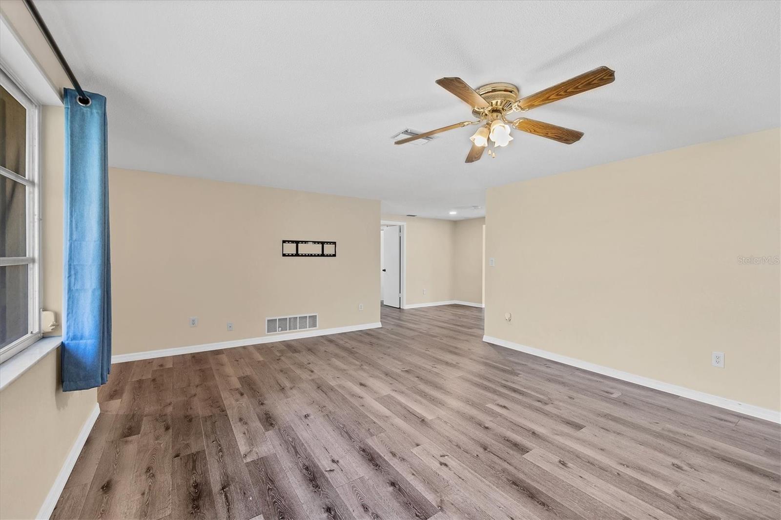 Photo 7 of 400 BLUEBELL RD