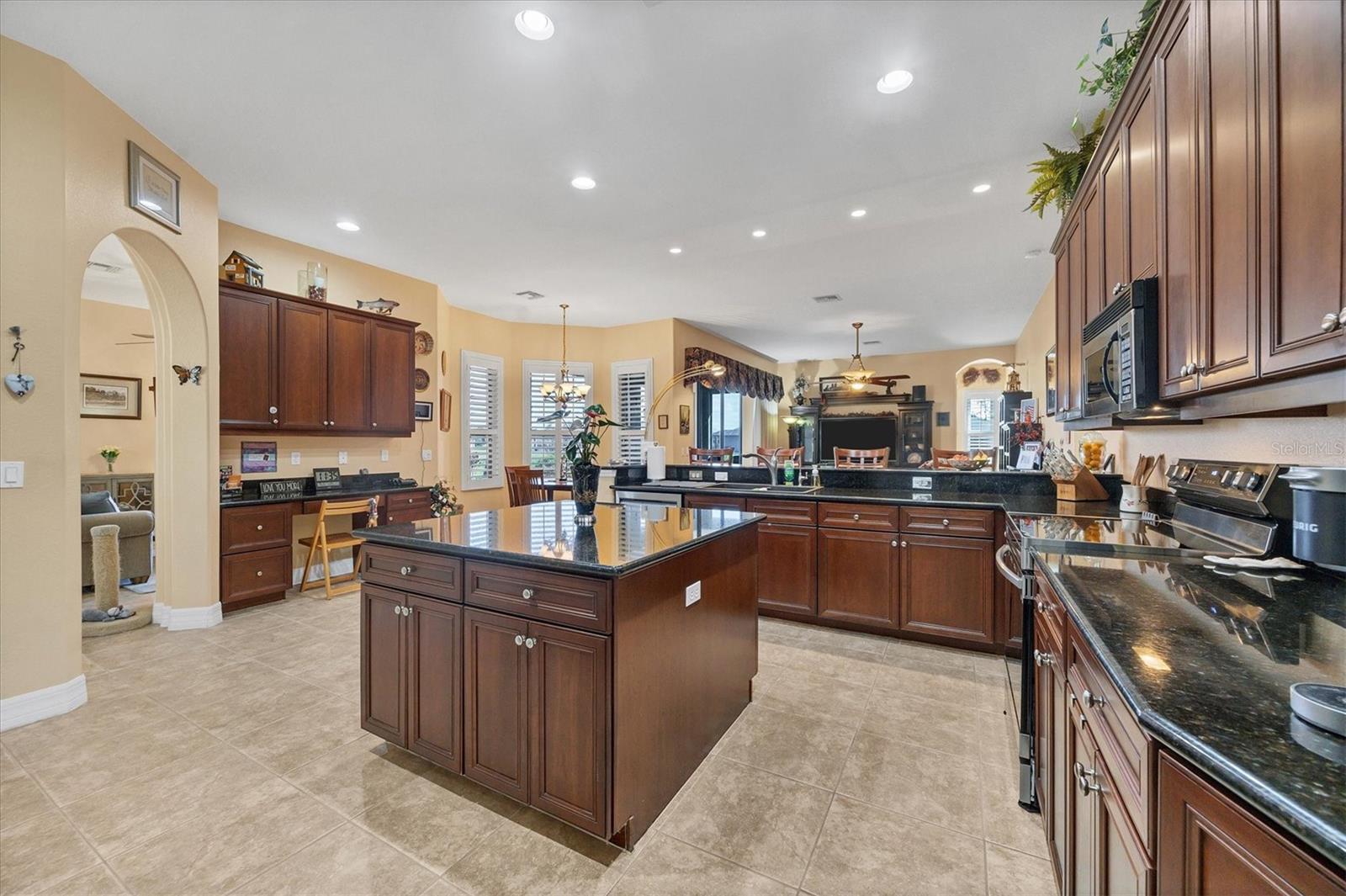 Photo 2 of 935 ROTONDA CIR