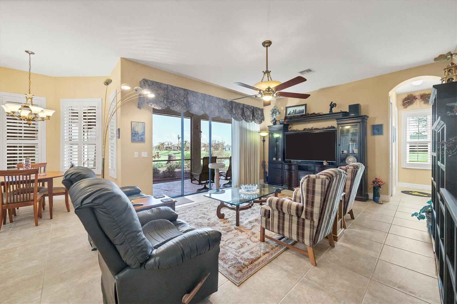 Photo 3 of 935 ROTONDA CIR